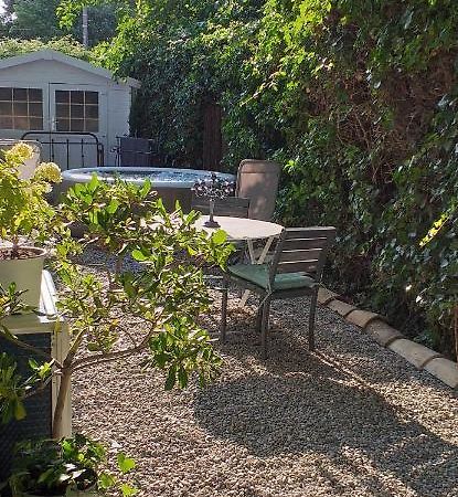 ホテル Le Petit Jardin ... リル・シュル・ラ・ソルギュ エクステリア 写真